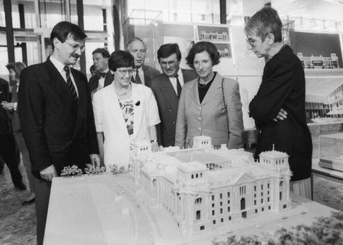 Solms, Hermann Otto; Süssmuth, Rita; Adam-Schwaetzer, Irmgard; Albowitz, Ina Reichstagsgebäude, Außenansicht