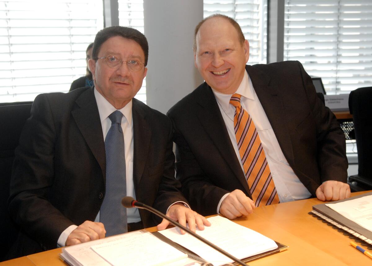 Brähmig, Klaus; Rifai, Taleb Klaus Brähmig, (re), CDU/CSU, Vorsitzender des Ausschusses für Tourismus des Deutschen Bundestages, empfängt Taleb Rifai, (li), Generalsekretär der UNWTO, in der Ausschusssitzung.