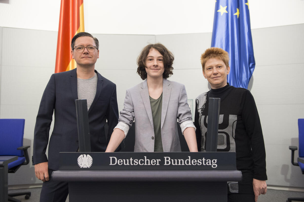 Vorstellung des Films "Applaus für Felix - Ein Tag im Bundestag", dem neuen Kinderfilm des Deutschen Bundestages zur Information von Kindern und Schülern über die Arbeit des Parlaments.; Von links: Matthias Eder, Regisseur, Maximilian Ehrenreich, Schauspieler (Darsteller von Felix), Petra Pau, MdB, Die Linke, Vizepräsidentin des Deutschen Bundestages, im nachgebauten Plenarsaal im Deutschen Dom (Ebene 1).; Film, Preview, Bundestagsvizepräsidentin, Deutscher Bundestag, Rednerpult Eder, Matthias; Pau, Petra; Ehrenreich, Maximilian Vorstellung des Films "Applaus für Felix - Ein Tag im Bundestag", dem neuen Kinderfilm des Deutschen Bundestages zur Information von Kindern und Schülern über die Arbeit des Parlaments.; Von links: Matthias Eder, Regisseur, Maximilian Ehrenreich, Schauspieler (Darsteller von Felix), Petra Pau, MdB, Die Linke, Vizepräsidentin des Deutschen Bundestages, im nachgebauten Plenarsaal im Deutschen Dom (Ebene 1).; Film, Preview, Bundestagsvizepräsidentin, Deutscher Bundestag, Rednerpult