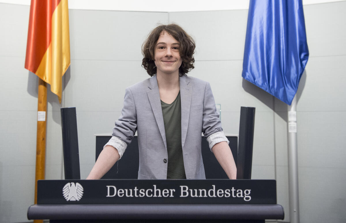 Vorstellung des Films "Applaus für Felix - Ein Tag im Bundestag", dem neuen Kinderfilm des Deutschen Bundestages zur Information von Kindern und Schülern über die Arbeit des Parlaments. Hier Maximilian Ehrenreich, Schauspieler (Darsteller von Felix), im nachgebauten Plenarsaal im Deutschen Dom (Ebene 1).; Film, Preview, Deutscher Bundestag, Rednerpult, Pult Ehrenreich, Maximilian Vorstellung des Films "Applaus für Felix - Ein Tag im Bundestag", dem neuen Kinderfilm des Deutschen Bundestages zur Information von Kindern und Schülern über die Arbeit des Parlaments. Hier Maximilian Ehrenreich, Schauspieler (Darsteller von Felix), im nachgebauten Plenarsaal im Deutschen Dom (Ebene 1).; Film, Preview, Deutscher Bundestag, Rednerpult, Pult