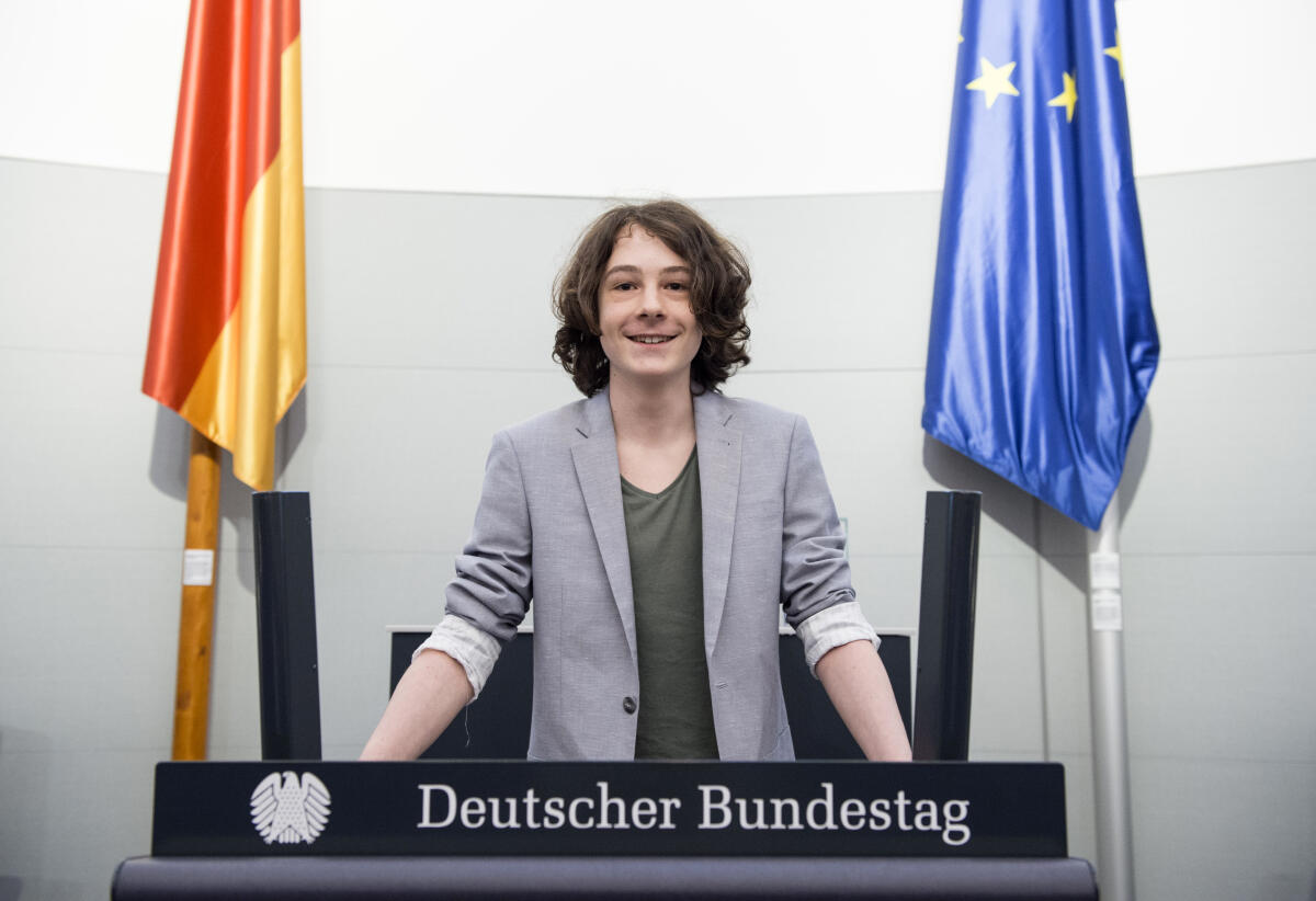 Vorstellung des Films "Applaus für Felix - Ein Tag im Bundestag", dem neuen Kinderfilm des Deutschen Bundestages zur Information von Kindern und Schülern über die Arbeit des Parlaments. Hier Maximilian Ehrenreich, Schauspieler (Darsteller von Felix), im nachgebauten Plenarsaal im Deutschen Dom (Ebene 1).; Film, Preview, Deutscher Bundestag, Rednerpult, Pult Ehrenreich, Maximilian Vorstellung des Films "Applaus für Felix - Ein Tag im Bundestag", dem neuen Kinderfilm des Deutschen Bundestages zur Information von Kindern und Schülern über die Arbeit des Parlaments. Hier Maximilian Ehrenreich, Schauspieler (Darsteller von Felix), im nachgebauten Plenarsaal im Deutschen Dom (Ebene 1).; Film, Preview, Deutscher Bundestag, Rednerpult, Pult