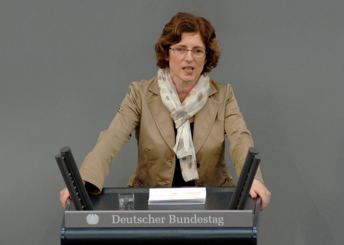 Britta Haßelmann, Bündnis 90/Die Grünen, Bundestagsabgeordnete, Abgeordnete, Mitglied des Deutschen Bundestages, MdB, Rede, Deutscher Bundestag, 34. Sitzung, TOP 5, Thema: Kommunalfinanzen, Umsatzsteuerrecht.; Rednerpult. Haßelmann, Britta Britta Haßelmann, Bündnis 90/Die Grünen, Bundestagsabgeordnete, Abgeordnete, Mitglied des Deutschen Bundestages, MdB, Rede, Deutscher Bundestag, 34. Sitzung, TOP 5, Thema: Kommunalfinanzen, Umsatzsteuerrecht.; Rednerpult.