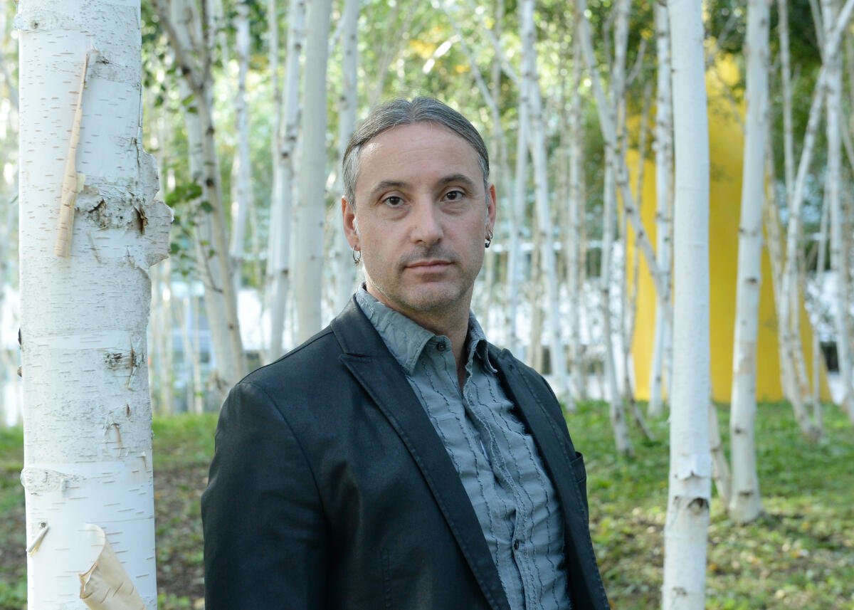 Dr. Alexander S. Neu, DIE LINKE, für die Serie: Wege in die Politik, auf www.bundestag.de.; Hier im Birkenwald im Innenhof von Unter den Linden 50. Neu, Alexander S. Dr. Alexander S. Neu, DIE LINKE, für die Serie: Wege in die Politik, auf www.bundestag.de.; Hier im Birkenwald im Innenhof von Unter den Linden 50.