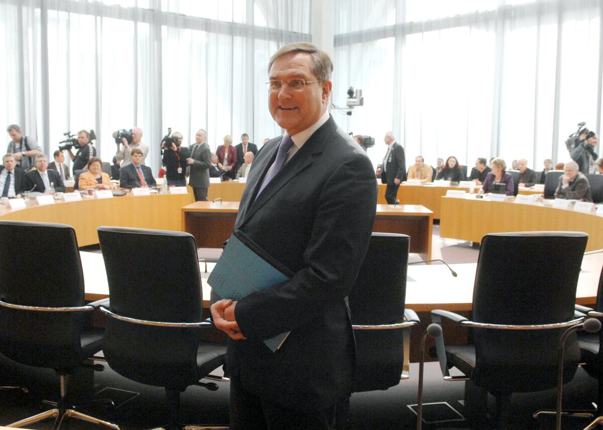 Bundesminister der Verteidigung a. D., Franz Josef Jung, CDU/CSU, vor dem 1. Untersuchungsausschuss des Verteidigungsausschusses des Deutschen Bundestages zur "Kundus-Affäre". Jung, Franz Josef Bundesminister der Verteidigung a. D., Franz Josef Jung, CDU/CSU, vor dem 1. Untersuchungsausschuss des Verteidigungsausschusses des Deutschen Bundestages zur "Kundus-Affäre".