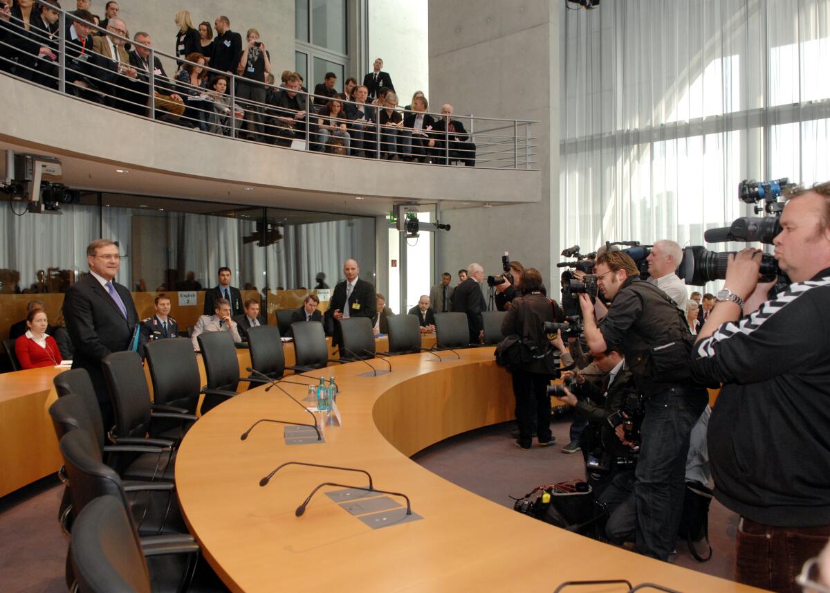 Bundesminister der Verteidigung a. D., Franz Josef Jung, CDU/CSU, vor dem 1. Untersuchungsausschuss des Verteidigungsausschusses des Deutschen Bundestages zur "Kundus-Affäre". Jung, Franz Josef Bundesminister der Verteidigung a. D., Franz Josef Jung, CDU/CSU, vor dem 1. Untersuchungsausschuss des Verteidigungsausschusses des Deutschen Bundestages zur "Kundus-Affäre".