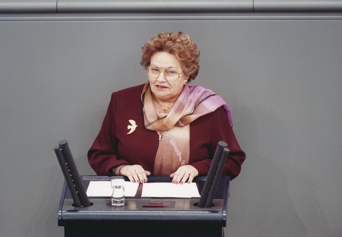 Roos, Gudrun Gudrun Roos, SPD, MdB, Rede im Deutschen Bundestag, Plenarsitzung Nr. 155.; Bundestagsabgeordnete, Abgeordnete, Rednerpult