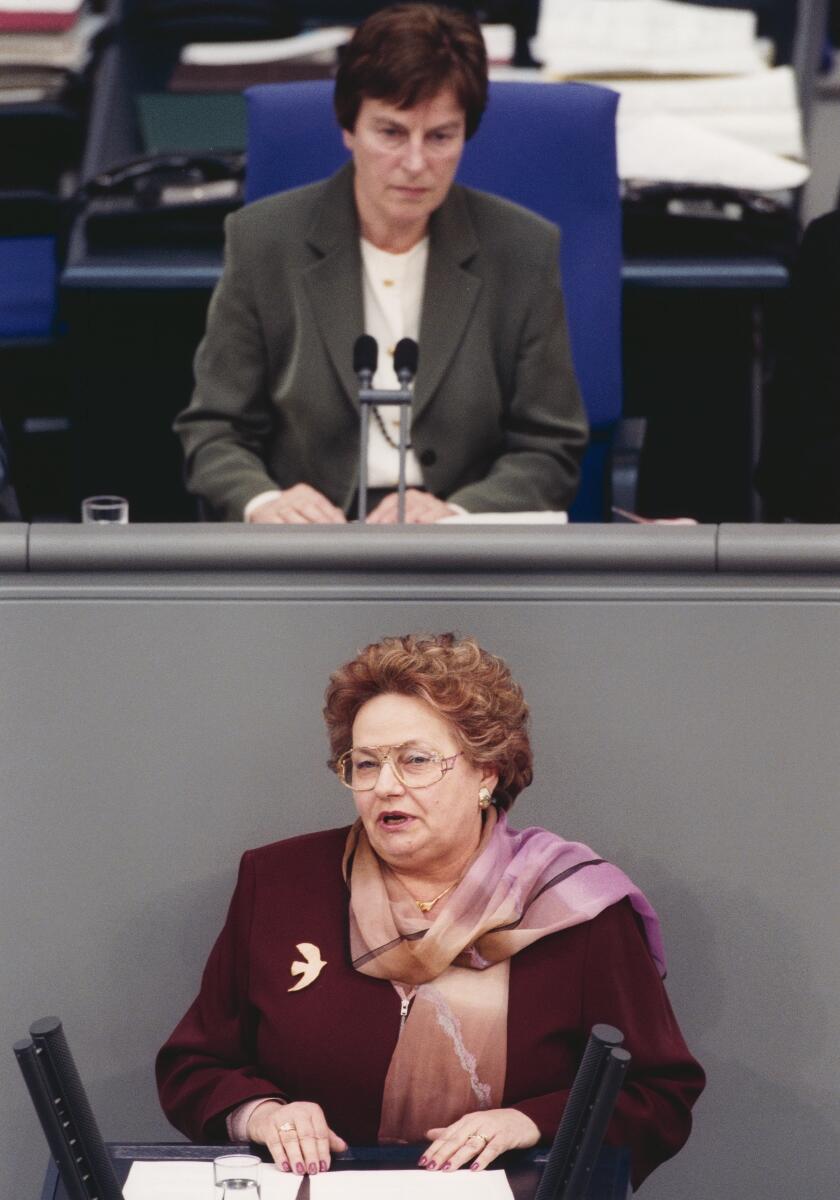 Gudrun Roos, SPD, MdB, Rede im Deutschen Bundestag, Plenarsitzung Nr. 155, Vorsitz: Bundestagsvizepräsidentin Anke Fuchs, SPD.; Bundestagsabgeordnete, Abgeordnete, Rednerpult, Vizepräsidentin Roos, Gudrun; Fuchs, Anke Gudrun Roos, SPD, MdB, Rede im Deutschen Bundestag, Plenarsitzung Nr. 155, Vorsitz: Bundestagsvizepräsidentin Anke Fuchs, SPD.; Bundestagsabgeordnete, Abgeordnete, Rednerpult, Vizepräsidentin