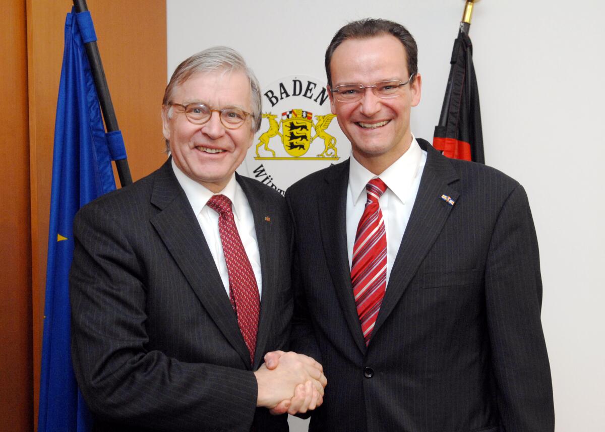 Gunther Krichbaum, (re), CDU/CSU, Vorsitzender des Ausschusses für die Angelegenheiten der Europäischen Union des Deutschen Bundestages, empfängt den Präsidenten der Ersten Kammer der Generalstaaten des Königreiches der Niederlande, René H. M. van den Linden, (li), zu einem Gespräch. Krichbaum, Gunther; Linden, René H. M. van der Gunther Krichbaum, (re), CDU/CSU, Vorsitzender des Ausschusses für die Angelegenheiten der Europäischen Union des Deutschen Bundestages, empfängt den Präsidenten der Ersten Kammer der Generalstaaten des Königreiches der Niederlande, René H. M. van den Linden, (li), zu einem Gespräch.
