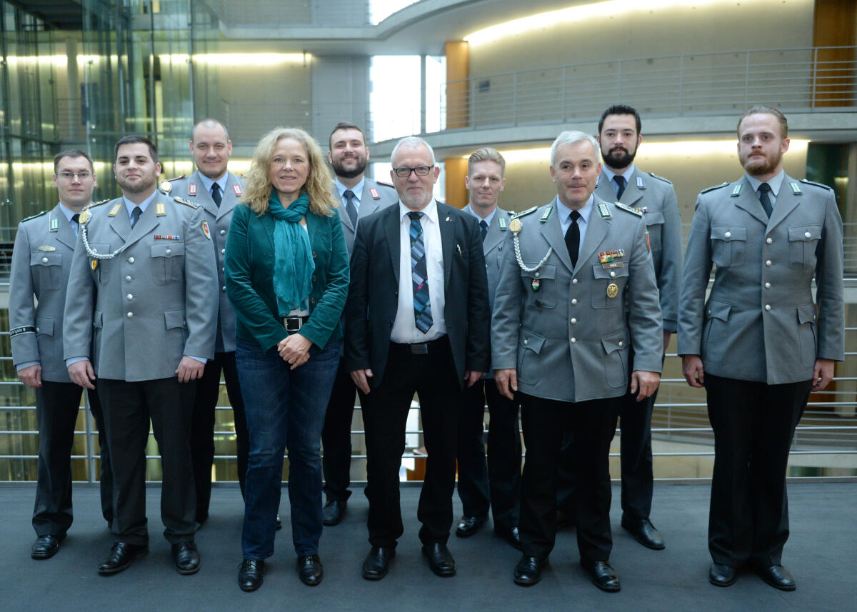 Hellmich, Wolfgang; Wagner, Doris Wolfgang Hellmich, (mitte), SPD, Vorsitzender des Verteidigungsausschusses des Deutschen Bundestages, empfängt im Namen des Ausschusses Mitglieder der Vertrauenspersonenausschusses des Heeres der Bundeswehr zu einem Gespräch, an dem die Bundestagsabgeordnete Doris Wagner, Bündnis 90/Die Grünen, teilnimmt.; Gruppenfoto.