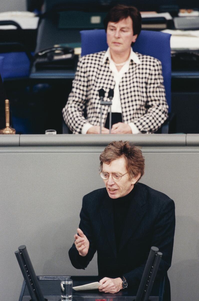 Wiefelspütz, Dieter; Fuchs, Anke Dieter Wiefelspütz, SPD, MdB, Rede im Deutschen Bundestag, Plenarsitzung Nr. 92.; Vorsitz: Bundestagsvizepräsidentin Anke Fuchs, SPD.; Bundestagsabgeordneter, Abgeordneter, Vizepräsidentin, Gestik