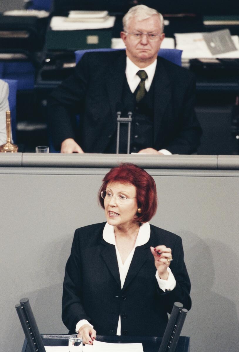 Heidemarie Wieczorek-Zeul, SPD, MdB, Bundesministerin für wirtschaftliche Zusammenarbeit und Entwicklung, Rede im Deutschen Bundestag, Plenarsitzung Nr. 72, Voristz: Bundestagsvizepräsident Rudolf Seiters, CDU/CSU.; Bundestagsabgeordnete, Abgeordnete, Ministerin, Vizepräsident, Rednerpult, Gestik Wieczorek-Zeul, Heidemarie; Seiters, Rudolf Heidemarie Wieczorek-Zeul, SPD, MdB, Bundesministerin für wirtschaftliche Zusammenarbeit und Entwicklung, Rede im Deutschen Bundestag, Plenarsitzung Nr. 72, Voristz: Bundestagsvizepräsident Rudolf Seiters, CDU/CSU.; Bundestagsabgeordnete, Abgeordnete, Ministerin, Vizepräsident, Rednerpult, Gestik