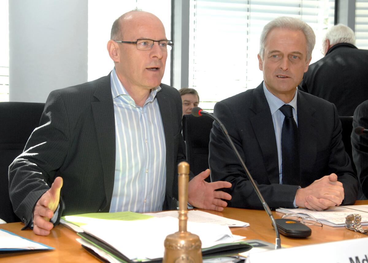Winfried Hermann, (li), Bündnis 90/Die Grünen, Vorsitzender des Ausschusses für Verkehr, Bau- und Stadtentwicklung des Deutschen Bundestages, eröffnet die Ausschusssitzung, an der Dr. Peter Ramsauer, (re), CDU/CSU, Bundesminister für Verkehr, Bau- und Stadtentwicklung teil nimmt. Es geht um das Thema Flugverbot im Rahmen des Vulkanausbruchs auf Island. Hermann, Winfried; Ramsauer, Peter Winfried Hermann, (li), Bündnis 90/Die Grünen, Vorsitzender des Ausschusses für Verkehr, Bau- und Stadtentwicklung des Deutschen Bundestages, eröffnet die Ausschusssitzung, an der Dr. Peter Ramsauer, (re), CDU/CSU, Bundesminister für Verkehr, Bau- und Stadtentwicklung teil nimmt. Es geht um das Thema Flugverbot im Rahmen des Vulkanausbruchs auf Island.