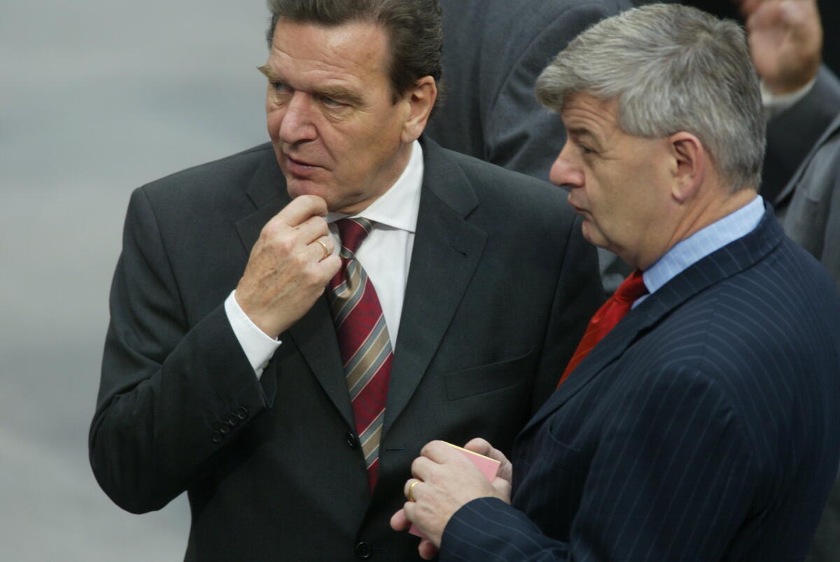 Fischer, Joseph; Schröder, Gerhard Bundeskanzler Gerhard Schröder (li.), SPD und Bundesminister des Auswärtigen und Vizekanzler Joseph (Joschka) Martin Fischer, Bündnis 90/Die Grünen, im Gespräch.