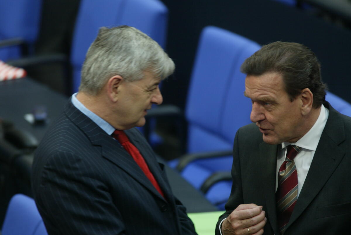 Bundesminister des Auswärtigen und Vizekanzler Joseph (Joschka) Martin Fischer (li.), Bündnis 90/Die Grünen und Bundeskanzler Gerhard Schröder, SPD, im Gespräch. Fischer, Joseph; Schröder, Gerhard Bundesminister des Auswärtigen und Vizekanzler Joseph (Joschka) Martin Fischer (li.), Bündnis 90/Die Grünen und Bundeskanzler Gerhard Schröder, SPD, im Gespräch.