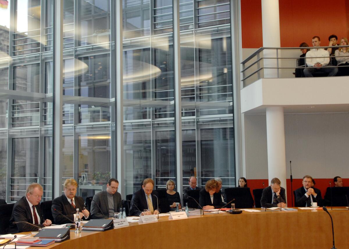 Ausschusssitzung des Auswärtigen Ausschusses des Deutschen Bundestages unter dem Vorsitz von Ruprecht Polenz, CDU/CSU, MdB.; Übersicht, Sachverständige. Ausschusssitzung des Auswärtigen Ausschusses des Deutschen Bundestages unter dem Vorsitz von Ruprecht Polenz, CDU/CSU, MdB.; Übersicht, Sachverständige.