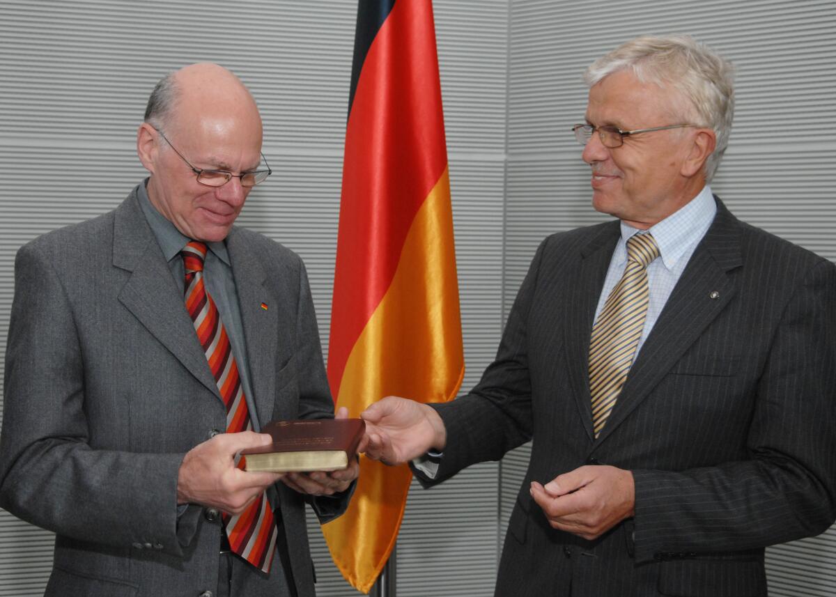 Lammert, Norbert; Hille, Ralf; Wendel, Johannes; Rentrop, Norman Dr. Ralf Hille, (re), Internationaler Gideonbund in Deutschland e. V., Wetzlar, übergibt Bundestagspräsident Prof. Dr. Norbert Lammert, (li), CDU/CSU, eine Bibel.; Fahne, Buch, Heilige Schrift.