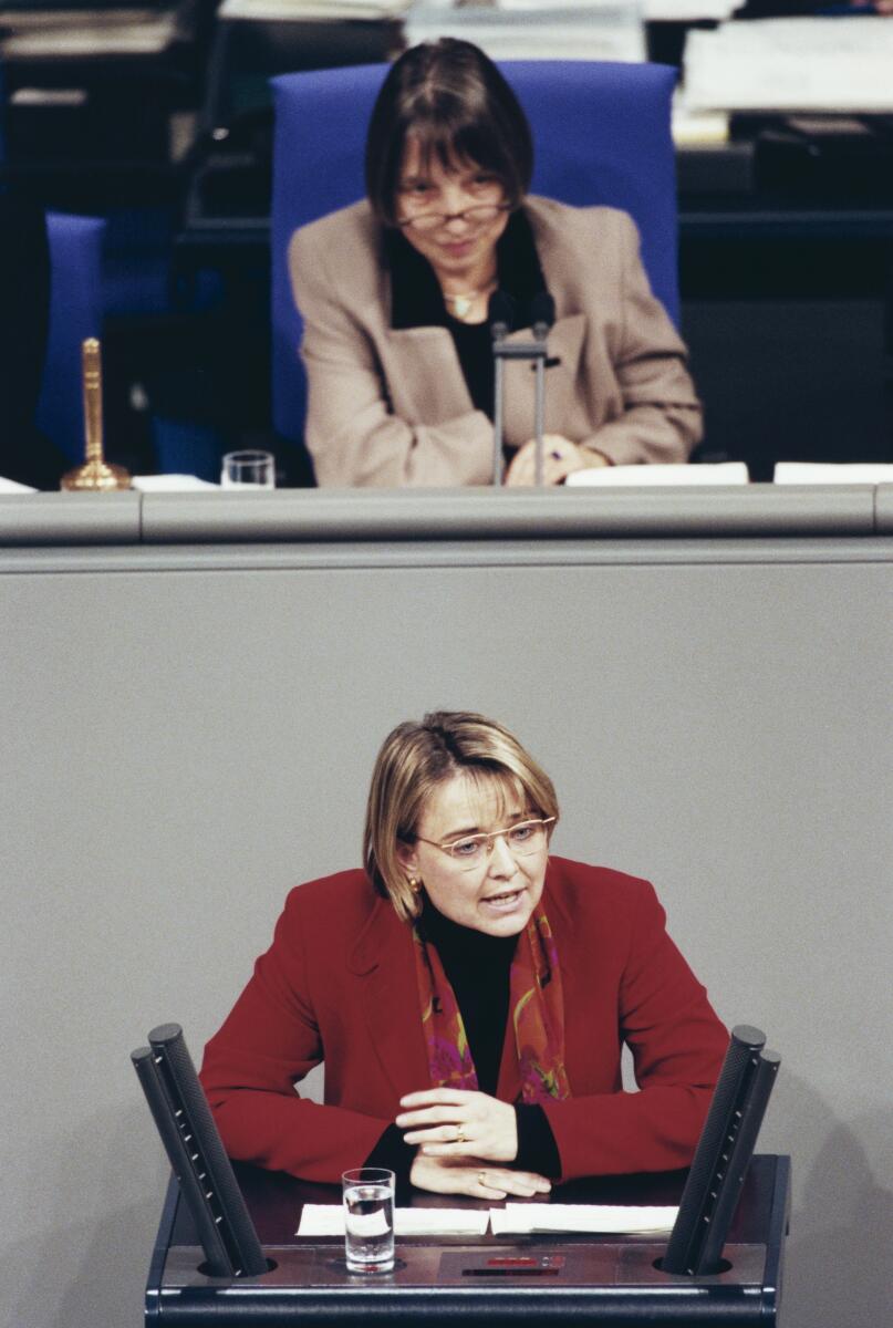Annette Widmann-Mauz, CDU/CSU, MdB, Rede im Deutschen Budnestag, Plenarsitzung Nr. 69.; Vorsitz: Bundestagsvizepräsidentin Dr. Antje Vollmer, Bündnis 90/Die Grünen.; Bundestagsabgeordnete, Abgeordnete, Rednerpult, Vizepräsidentin Widmann-Mauz, Annette; Vollmer, Antje Annette Widmann-Mauz, CDU/CSU, MdB, Rede im Deutschen Budnestag, Plenarsitzung Nr. 69.; Vorsitz: Bundestagsvizepräsidentin Dr. Antje Vollmer, Bündnis 90/Die Grünen.; Bundestagsabgeordnete, Abgeordnete, Rednerpult, Vizepräsidentin
