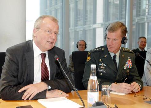 Polenz, Ruprecht; McChrystal, Stanley Paul-Löbe-Haus, Sitzungssaal