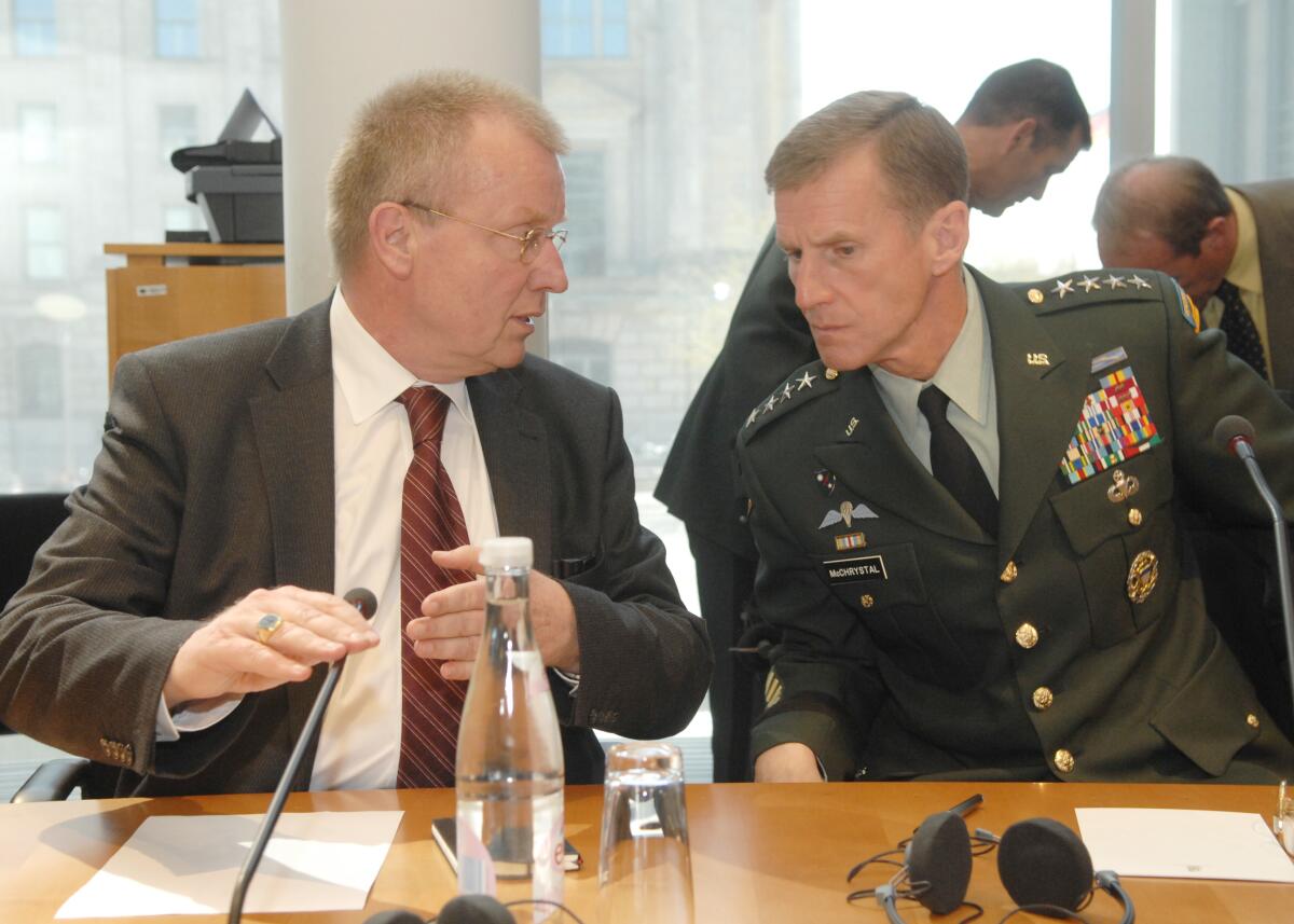Ruprecht Polenz, (li), Vorsitzender des Auswärtigen Ausschusses des Deutschen Bundestages, empfängt General Stanley McChrystal, (re), COM ISAF, im Ausschuss. Polenz, Ruprecht; McChrystal, Stanley Ruprecht Polenz, (li), Vorsitzender des Auswärtigen Ausschusses des Deutschen Bundestages, empfängt General Stanley McChrystal, (re), COM ISAF, im Ausschuss.