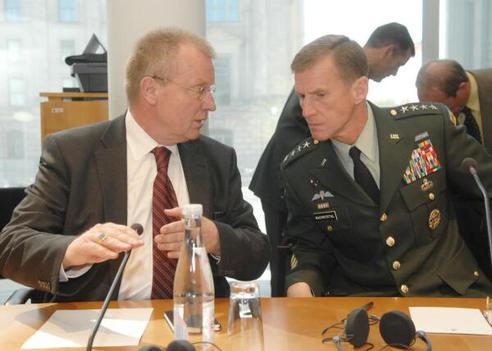 Polenz, Ruprecht; McChrystal, Stanley Paul-Löbe-Haus, Sitzungssaal