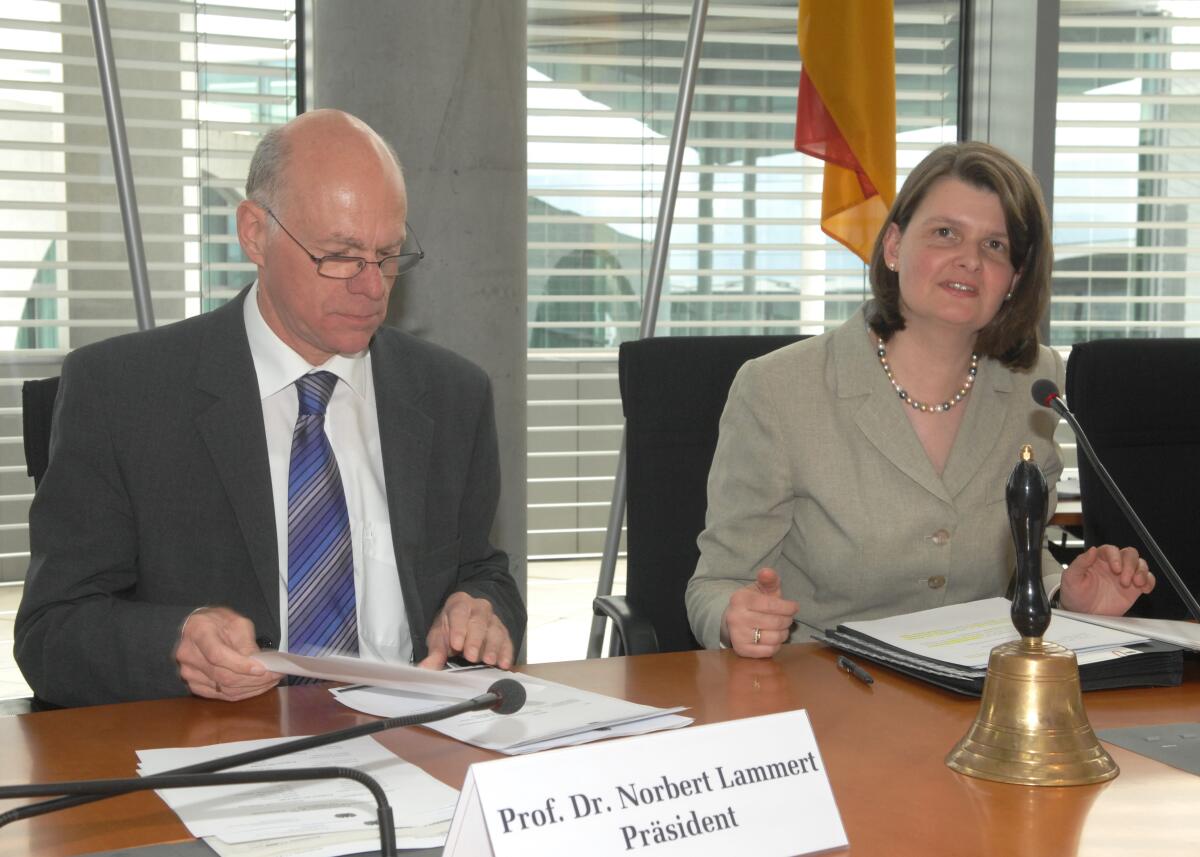 Lammert, Norbert; Flachsbarth, Maria Bundestagspräsident Prof. Dr. Norbert Lammert, CDU/CSU, konstituiert den 1. Untersuchungsausschuss (Atommülllager Gorleben) der 17. Wahlperiode des Deutschen Bundestages. Den Vorsitz übernimmt Dr. Maria Flachsbarth, CDU/CSU.