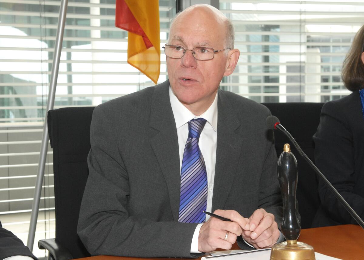 Lammert, Norbert Bundestagspräsident Prof. Dr. Norbert Lammert, CDU/CSU, konstituiert den 1. Untersuchungsausschuss (Atommülllager Gorleben) der 17. Wahlperiode des Deutschen Bundestages. Den Vorsitz übernimmt Dr. Maria Flachsbarth, CDU/CSU.