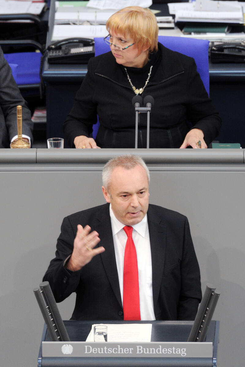 Ulrich, Alexander; Roth, Claudia Alexander Ulrich, DIE LINKE, Bundestagsabgeordneter, Abgeordneter, Mitglied Deutscher Bundestag, MdB, Rede, 14. Sitzung, Top 6, Thema: ERP-Wirtschaftsplangesetz 2018, Vorsitz: Bundestagsvizepräsidentin Claudia Roth, Bündnis 90/Die Grünen.; Rednerpult.