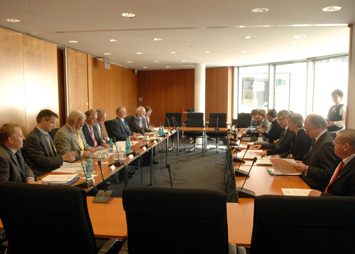 Der Ausschuss für Ernährung , Landwirtschaft und Verbraucherschutz des Deutschen Bundestages, empfängt unter der Leitung des Vorsitzenden Hans-Michael Goldmann, FDP, und der stellvertretenden Vorsitzenden, Ulrike Höfken, Bündnis 90/Die Grünen, Vertreter des Zentralverbandes Gartenbau e. V., (ZVG), zu einem Gespräch. Der Ausschuss für Ernährung , Landwirtschaft und Verbraucherschutz des Deutschen Bundestages, empfängt unter der Leitung des Vorsitzenden Hans-Michael Goldmann, FDP, und der stellvertretenden Vorsitzenden, Ulrike Höfken, Bündnis 90/Die Grünen, Vertreter des Zentralverbandes Gartenbau e. V., (ZVG), zu einem Gespräch.