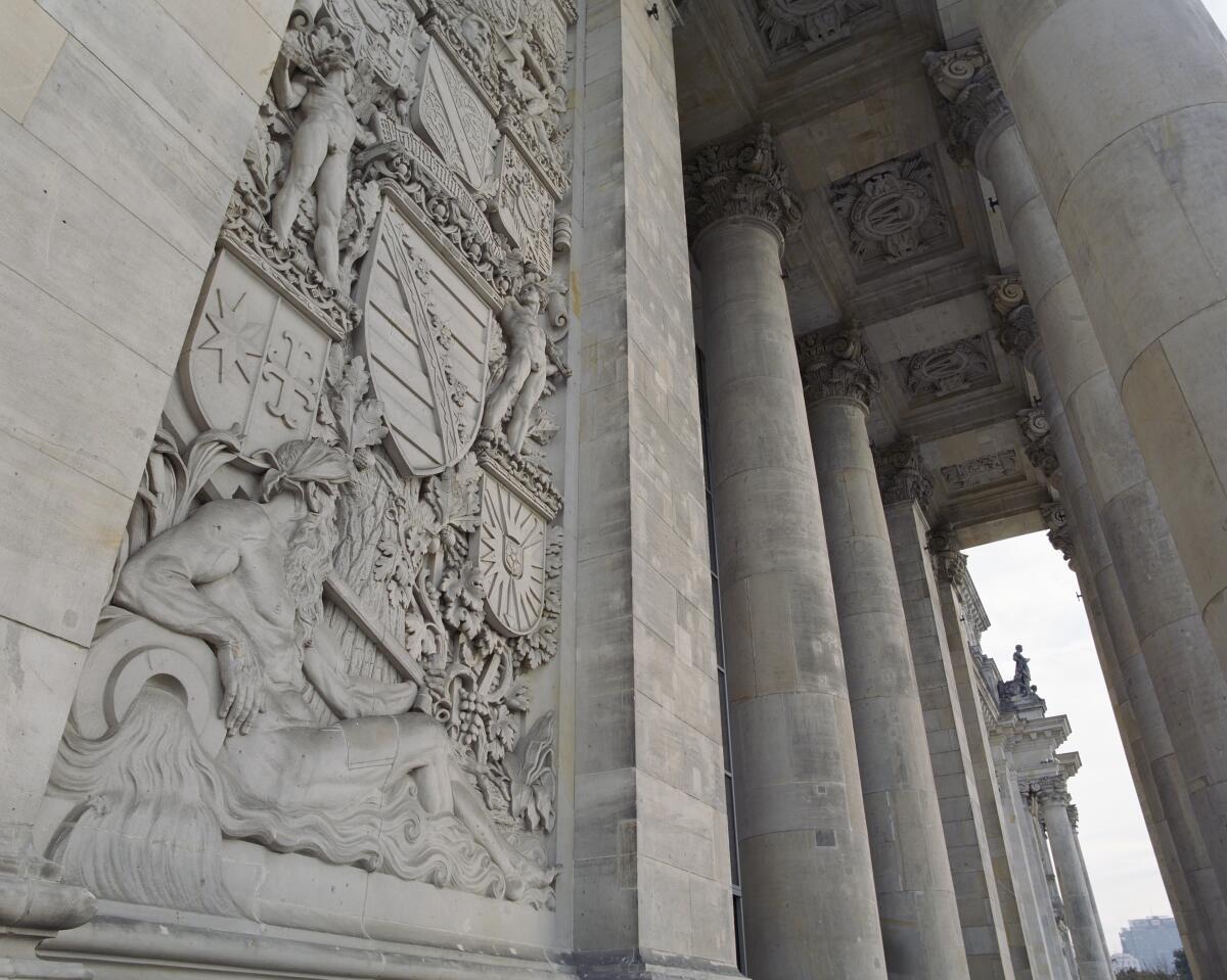  Steinreliefs und Säulen des Westportals.; Außenansicht, Eingangsbereich, Eingang, Portal, Säulengang, Säulenreihe, Relief, West