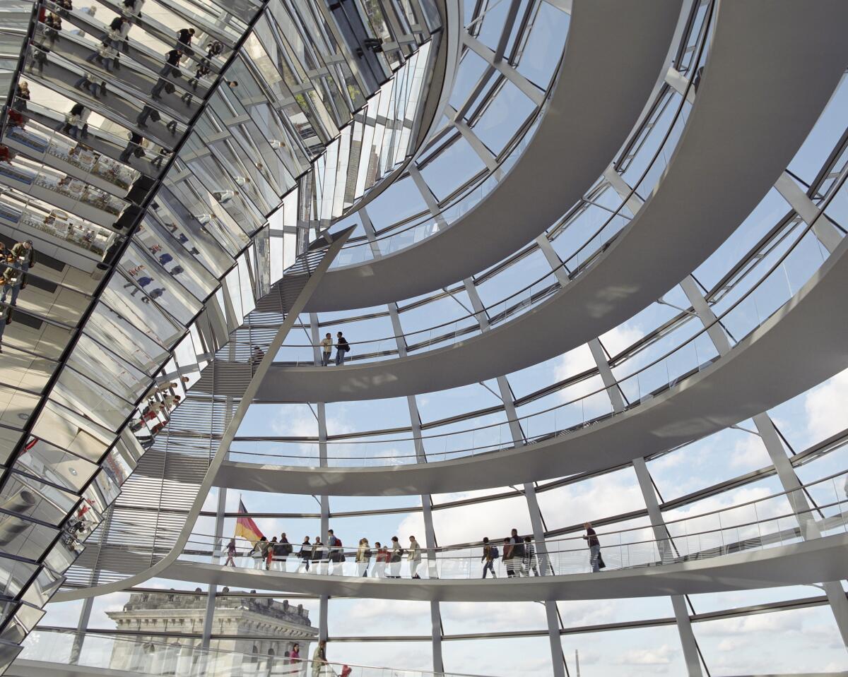  Besucher beim Hinaufgehen zur Aussichtsplattform der Kuppel über die spiralförmige Rampe. Links der verspiegelte Rüssel und ein Teil des Sonnensegels.; Innenansicht, Spiegel, Spiegelungen, Sonnensegel, Segel