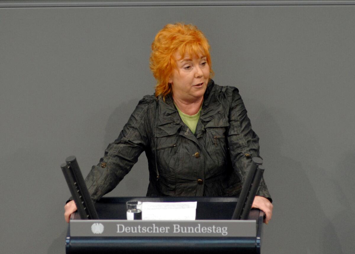Ulrike Gottschalck, SPD, Bundestagsabgeordnete, Abgeordnete, Mitglied des Deutschen Bundestages, MdB, Rede, Deutscher Bundestag, 36. Sitzung, ZP 1, Thema: Sicherheit im Luftverkehr.; Rednerpult. Gottschalck, Ulrike Ulrike Gottschalck, SPD, Bundestagsabgeordnete, Abgeordnete, Mitglied des Deutschen Bundestages, MdB, Rede, Deutscher Bundestag, 36. Sitzung, ZP 1, Thema: Sicherheit im Luftverkehr.; Rednerpult.