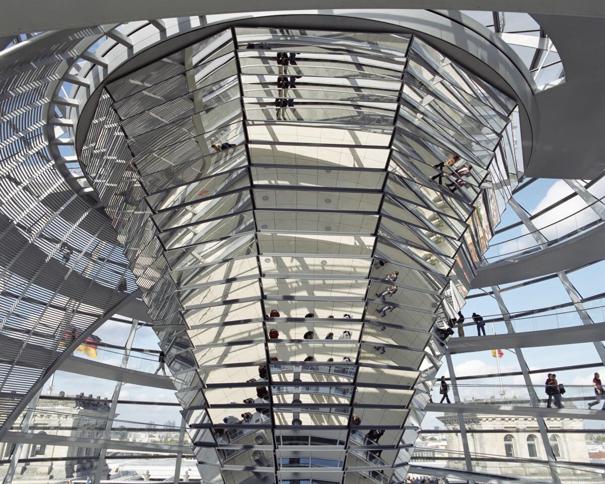 In der Kuppel. Der verspiegelte Rüssel der Kuppel und das Sonnensegels. Besucher auf den spiralförmigen Rampen.; Innenansicht, Spiegel, Spiegelungen, Rampe, Segel In der Kuppel. Der verspiegelte Rüssel der Kuppel und das Sonnensegels. Besucher auf den spiralförmigen Rampen.; Innenansicht, Spiegel, Spiegelungen, Rampe, Segel