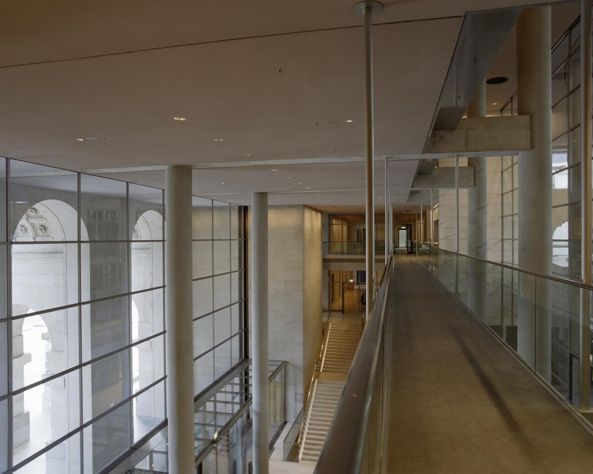 Blick von der Brücke der östlichen Besucherebene auf den Eingangsbereich.; Innenansicht, Ostfoyer, Foyer, Eingang, Ost Blick von der Brücke der östlichen Besucherebene auf den Eingangsbereich.; Innenansicht, Ostfoyer, Foyer, Eingang, Ost