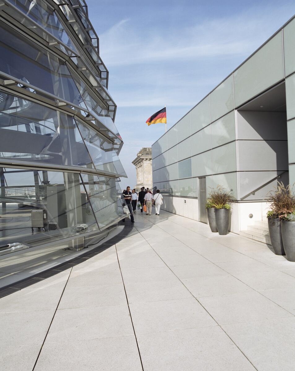 Außenansicht der Kuppelverglasung und die Dachterasse mit Besuchern. Im Hintergrund ein Eckturm mit Fahne.; Besucher, Verglasung, Terasse Außenansicht der Kuppelverglasung und die Dachterasse mit Besuchern. Im Hintergrund ein Eckturm mit Fahne.; Besucher, Verglasung, Terasse