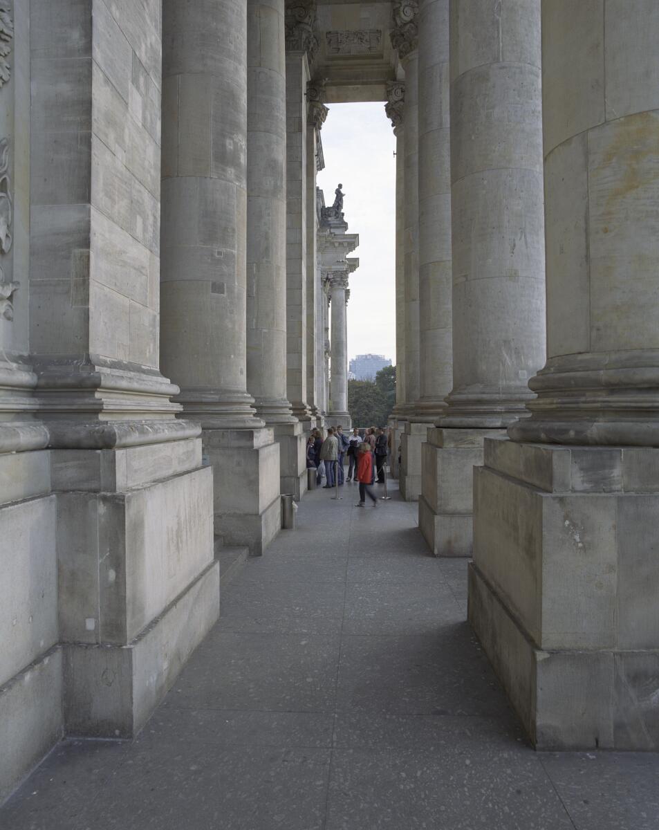  Säulen des Westportals.; Außenansicht, Säulengang, Säulenreihe, Besucher
