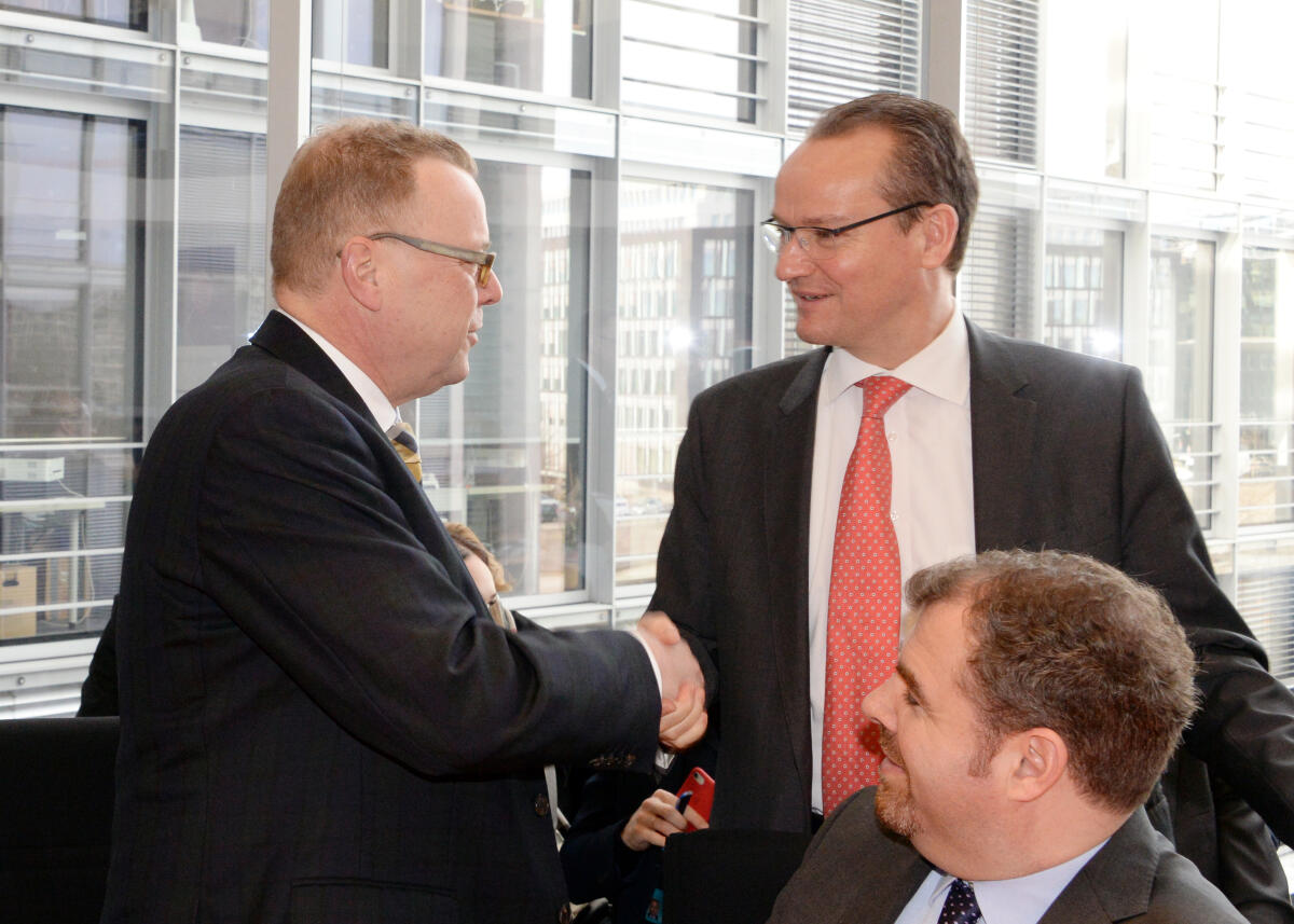 Krichbaum, Gunther; Stübgen, Michael Gunther Krichbaum, (re), CDU/CSU, Vorsitzender des Ausschusses des Deutschen Bundestags für die Angelegenheiten der Europäischen Union, verabschiedet das langjährige Mitglied des Ausschusses, Michael Stübgen, (li), CDU/CSU, der andere Aufgaben übernimmt.