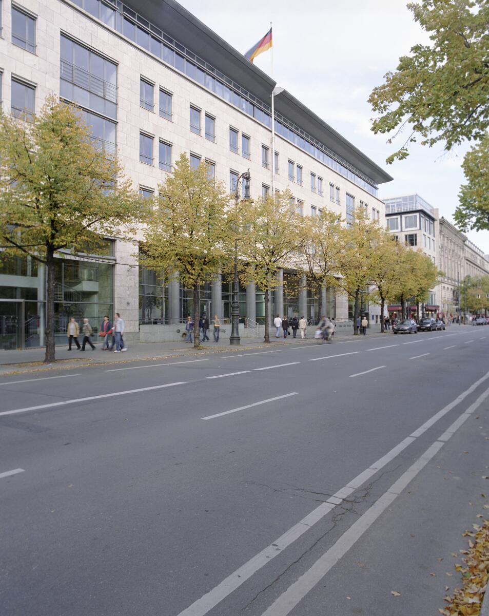 Die Straße Unter den Linden mit der Fassade eines Verwaltungsgebäudes des Deutschen Bundestages.; Straße, Straßenflucht, Verwaltung, Verwaltungsgebäude Die Straße Unter den Linden mit der Fassade eines Verwaltungsgebäudes des Deutschen Bundestages.; Straße, Straßenflucht, Verwaltung, Verwaltungsgebäude