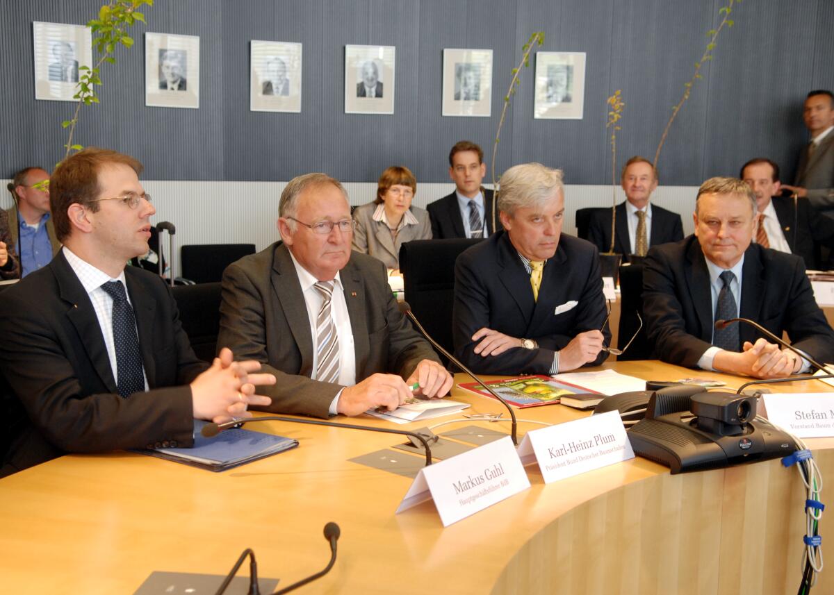 Der Präsident Bund deutscher Baumschulen (BdB), Karl-Heinz Plum, (2.v.li), ist zu Gast im Ausschuss für Ernährung, Landwirtschaft und Verbraucherschutz. Michael Goldmann, FDP, Vorsitzender des Ausschusses, leitet die Sitzung. Plum, Karl-Heinz Der Präsident Bund deutscher Baumschulen (BdB), Karl-Heinz Plum, (2.v.li), ist zu Gast im Ausschuss für Ernährung, Landwirtschaft und Verbraucherschutz. Michael Goldmann, FDP, Vorsitzender des Ausschusses, leitet die Sitzung.