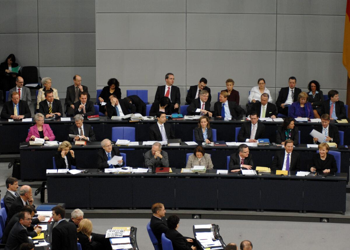 Regierungsbank im Plenarsaal des Deutschen Bundestages im Reichstagsgebäude.; Übersicht. Regierungsbank im Plenarsaal des Deutschen Bundestages im Reichstagsgebäude.; Übersicht.