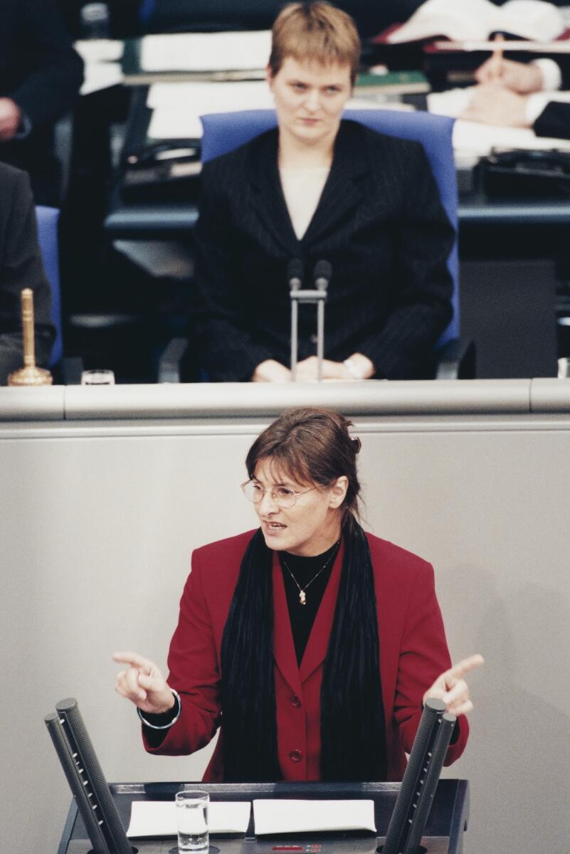 Wetzel, Margrit; Bläss, Petra Dr. Margit Wetzel, SPD, MdB, Rede im Deutschen Bundestag, Plenarsitzung Nr. 64, Vorsitz: Bundestagsvizepräsidentin Petra Bläss, PDS.; Bundestagsabgeordnete, Abgeordnete, Rednerpult, Gestik, Vizepräsidentin