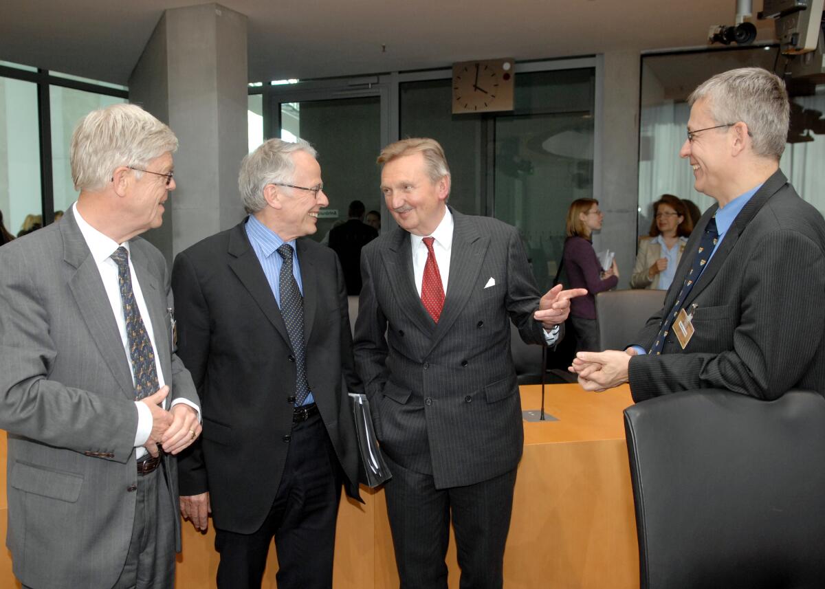 Tom Koenigs, (2.v.li), Bündnis 90/Die Grünen, Vorsitzender des Ausschusses für Menschenrechte und humanitäre Hilfe im Deutschen Bundestag, leitet eine Ausschusssitzung, an der zahlreiche Sachverständige teil nehmen. Hier begrüßt der Vorsitzende die Gäste. Koenigs, Tom Tom Koenigs, (2.v.li), Bündnis 90/Die Grünen, Vorsitzender des Ausschusses für Menschenrechte und humanitäre Hilfe im Deutschen Bundestag, leitet eine Ausschusssitzung, an der zahlreiche Sachverständige teil nehmen. Hier begrüßt der Vorsitzende die Gäste.