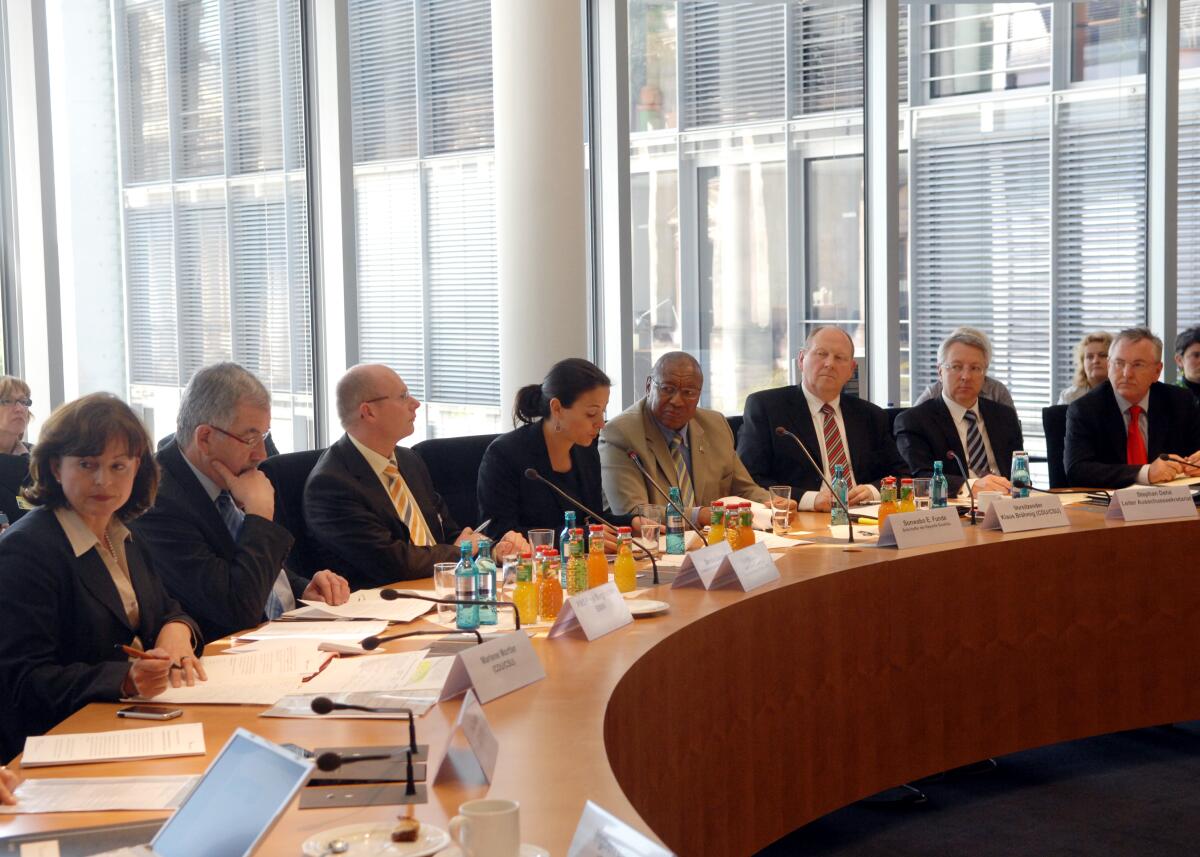 Brähmig, Klaus; Funde, E. Sonwabo Klaus Brähmig, (3.v.re), CDU/CSU, Vorsitzender des Ausschusses für Tourismus des Deutschen Bundestages, leitet eine Ausschusssitzung, an der Sonwabo E. Funde, (4.v.re), Botschafter der Republik Südafrika, teil nimmt.