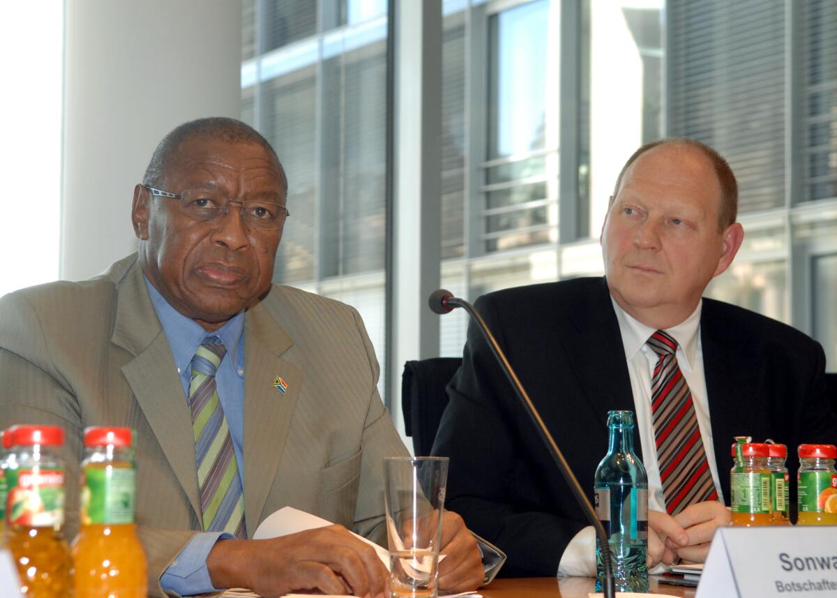 Brähmig, Klaus; Funde, E. Sonwabo Klaus Brähmig, (re), CDU/CSU, Vorsitzender des Ausschusses für Tourismus des Deutschen Bundestages, leitet eine Ausschusssitzung, an der Sonwabo E. Funde, (li), Botschafter der Republik Südafrika, teil nimmt.