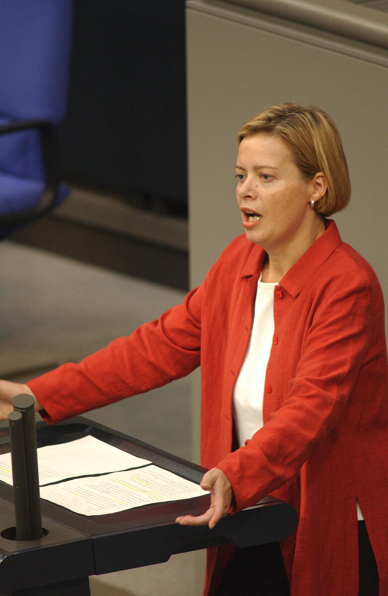 Dr. Gesine Lötzsch, PDS, Rede im Deutschen Bundestag.; Bundestagsabgeordnete, Abgeordnete Lötzsch, Gesine Dr. Gesine Lötzsch, PDS, Rede im Deutschen Bundestag.; Bundestagsabgeordnete, Abgeordnete