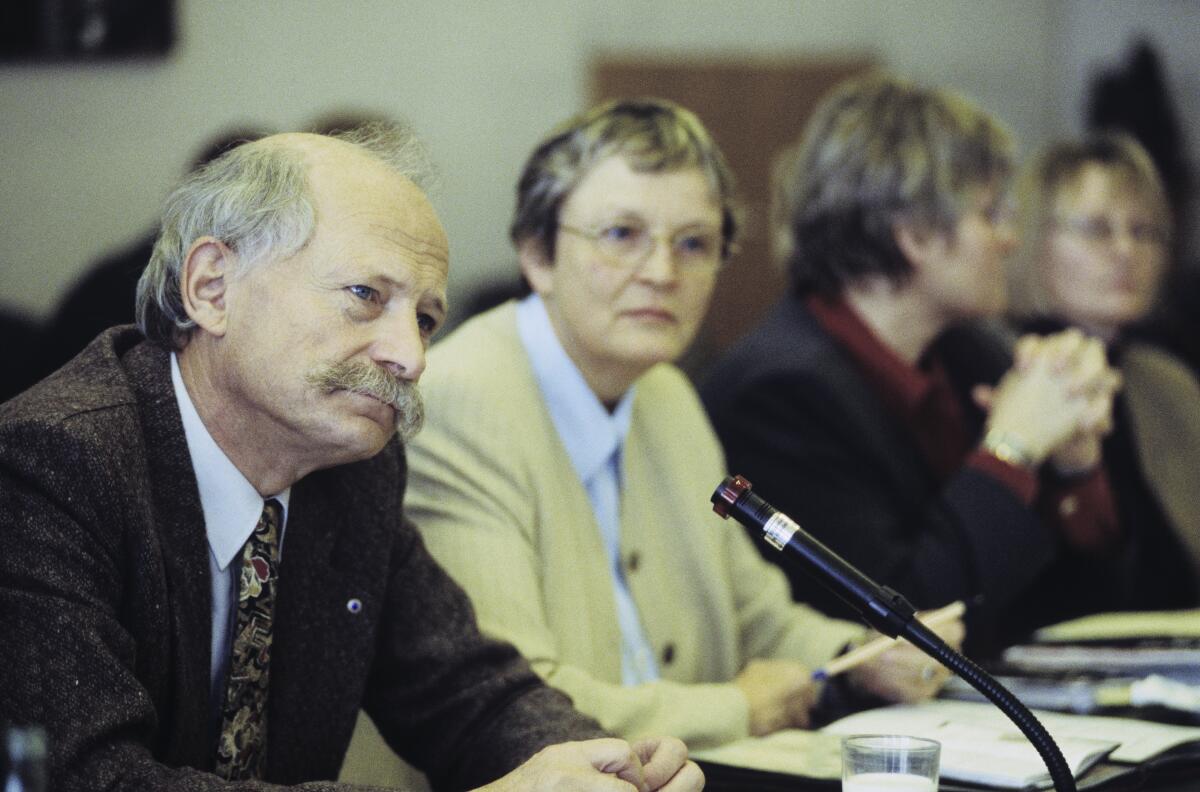 Ausschussmitglieder während einer Sitzung. Rudolf Bindig (li.), SPD, MdB. Bindig, Rudolf Ausschussmitglieder während einer Sitzung. Rudolf Bindig (li.), SPD, MdB.