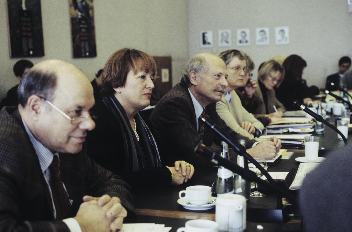 Ausschussmitglieder während einer Sitzung. Rudolf Bindig, SPD, MdB (3. v.l.). Bindig, Rudolf Ausschussmitglieder während einer Sitzung. Rudolf Bindig, SPD, MdB (3. v.l.).