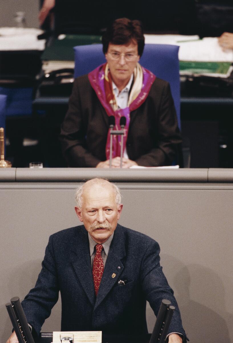 Rudolf Bindig, SPD, MdB, Rede im Deutschen Bundestag, Plenarsitzung Nr. 58.; Vorsitz: Bundestagsvizepräsidentin Anke Fuchs, SPD.; Bundestagsabgeordneter, Abgeordneter, Rednerpult, Vizepräsidentin Bindig, Rudolf; Fuchs, Anke Rudolf Bindig, SPD, MdB, Rede im Deutschen Bundestag, Plenarsitzung Nr. 58.; Vorsitz: Bundestagsvizepräsidentin Anke Fuchs, SPD.; Bundestagsabgeordneter, Abgeordneter, Rednerpult, Vizepräsidentin