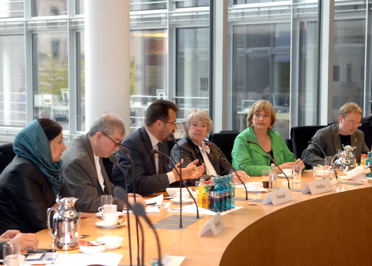 Der Verteidigungsausschuss empfängt eine Delegation aus Afghanistan zu Gesprächen. Sybille Pfeiffer, (3.v.re), CDU/CSU, Mitglied Deutscher Bundestag, MdB, leitet die Gesprächsrunde. Elke Hoff, (2.v.li), FDP, Ulrich Meßmer, (re), SPD, beide Mitglieder des Bundestages. Pfeiffer, Sibylle; Hoff, Elke; Meßmer, Ullrich Der Verteidigungsausschuss empfängt eine Delegation aus Afghanistan zu Gesprächen. Sybille Pfeiffer, (3.v.re), CDU/CSU, Mitglied Deutscher Bundestag, MdB, leitet die Gesprächsrunde. Elke Hoff, (2.v.li), FDP, Ulrich Meßmer, (re), SPD, beide Mitglieder des Bundestages.