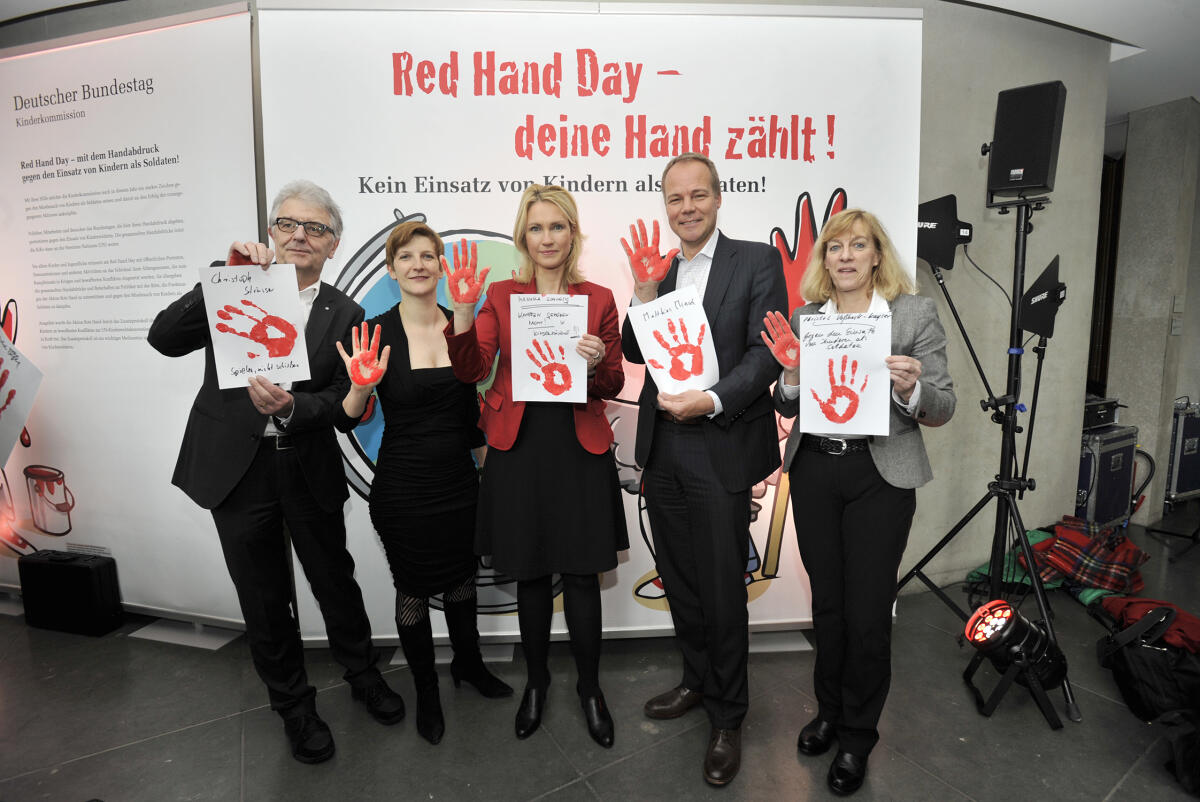 Veranstaltung zum Red-Hand-Day im Paul-Löbe-Haus. Abgeordnete geben ihre Handabdrücke gegen den Einsatz von Kindern als Soldaten. V.l.n.r.: Christoph Strässer, SPD, MdB, die Vorsitzende der Kinderkommission Susann Rüthrich, SPD, MdB, Bundesministerin für Familie, Senioren, Frauen und Jugend, Manuela Schwesig, SPD, Matthias Miersch, SPD, MdB, und Christel Voßbeck-Kayser, CDU/CSU, MdB.; Aktion rote Hand, Ministerin, Kiko Strässer, Christoph; Rüthrich, Susann; Schwesig, Manuela; Miersch, Matthias; Voßbeck-Kayser, Christel Veranstaltung zum Red-Hand-Day im Paul-Löbe-Haus. Abgeordnete geben ihre Handabdrücke gegen den Einsatz von Kindern als Soldaten. V.l.n.r.: Christoph Strässer, SPD, MdB, die Vorsitzende der Kinderkommission Susann Rüthrich, SPD, MdB, Bundesministerin für Familie, Senioren, Frauen und Jugend, Manuela Schwesig, SPD, Matthias Miersch, SPD, MdB, und Christel Voßbeck-Kayser, CDU/CSU, MdB.; Aktion rote Hand, Ministerin, Kiko