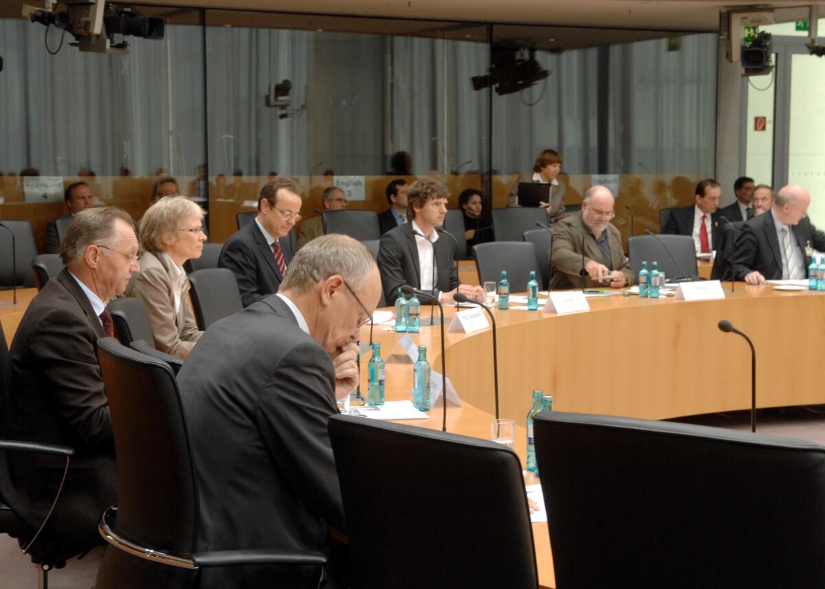  Unter der Leitung der stellvertretenden Vorsitzenden Ulrike Höfken, Bündnis 90/Die Grünen, hat der  Ausschuss für Landwirtschaft, Ernährung und Verbraucherschutz, eine öffentliche Anhörung zum Thema: "GAP nach 2013". An der Ausschusssitzung nehmen zahlreiche Sachverständige teil, (hier im Bild).